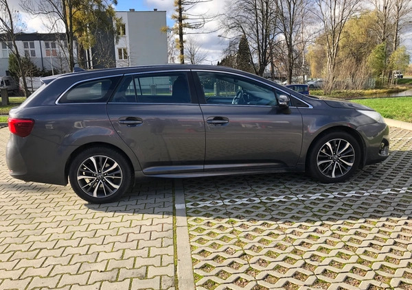 Toyota Avensis cena 38000 przebieg: 237000, rok produkcji 2016 z Kraków małe 37